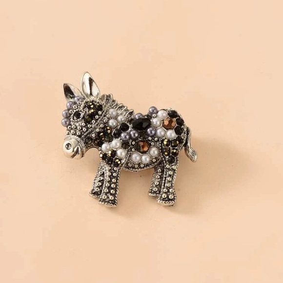 ⭐️ Cute Faux Pearl Rhinestone Donkey Brooch ⭐️ - Picture 2 of 3